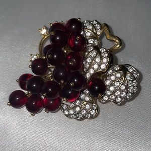 VINTAGE NOLAN MILLER CRYSTAL GARNET BEAD BORDEAUX GRAPE CLUSTER BROOCH ~ 2 in